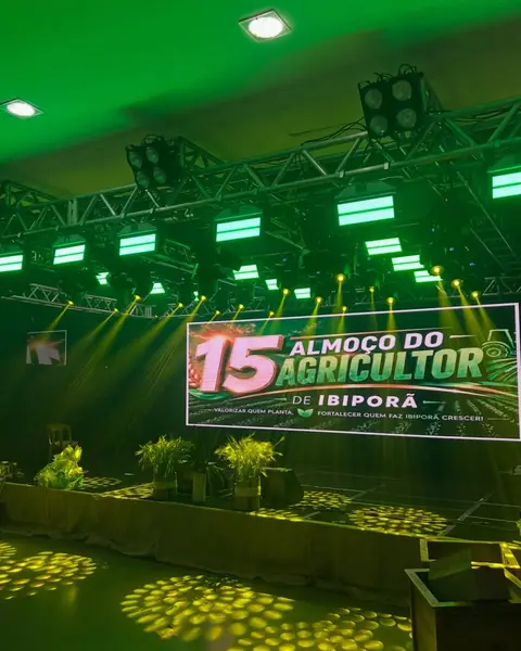 Palco do 15º Almoço do Agricultor de Ibiporã, com painel de LED, treliça e luzes verdes