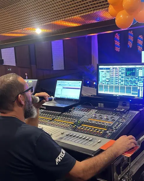 Técnico na mesa de som durante um evento