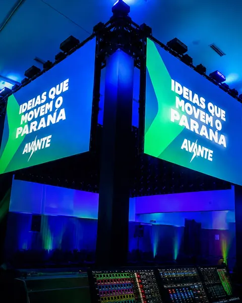 Torres de painel de LED em evento corporativo, com a mesa de luz à frente