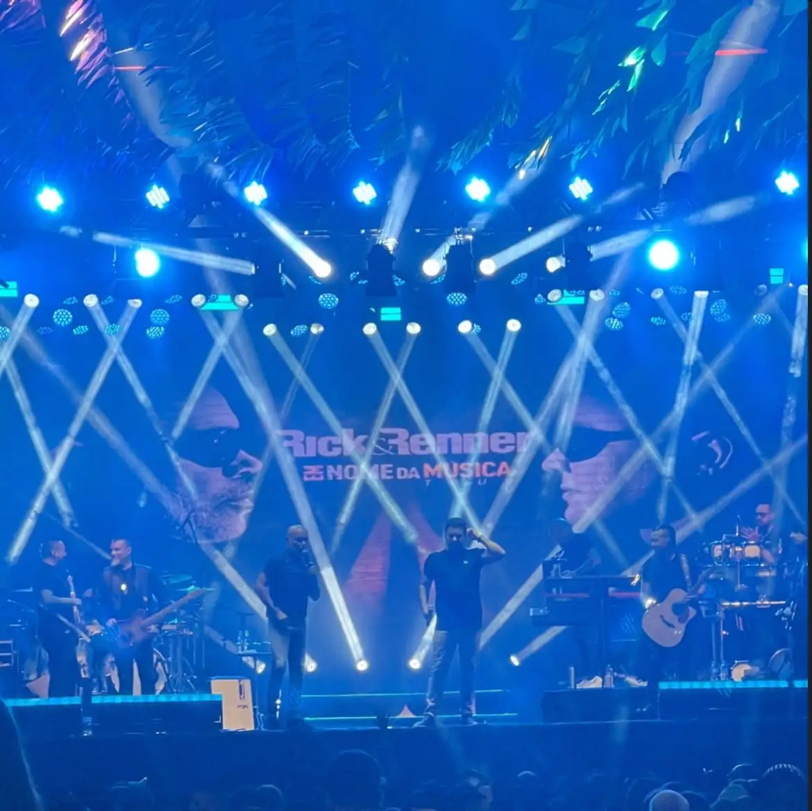 Show com feixes de luz azul e painel de LED ao fundo