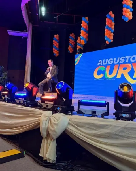 Palestra com painel de LED, luzes e decoração de balões